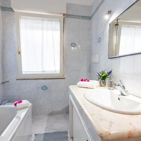 Maria House, Jacuzzi E Patio アパート *