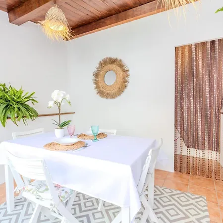 Maria House, Jacuzzi E Patio アパート